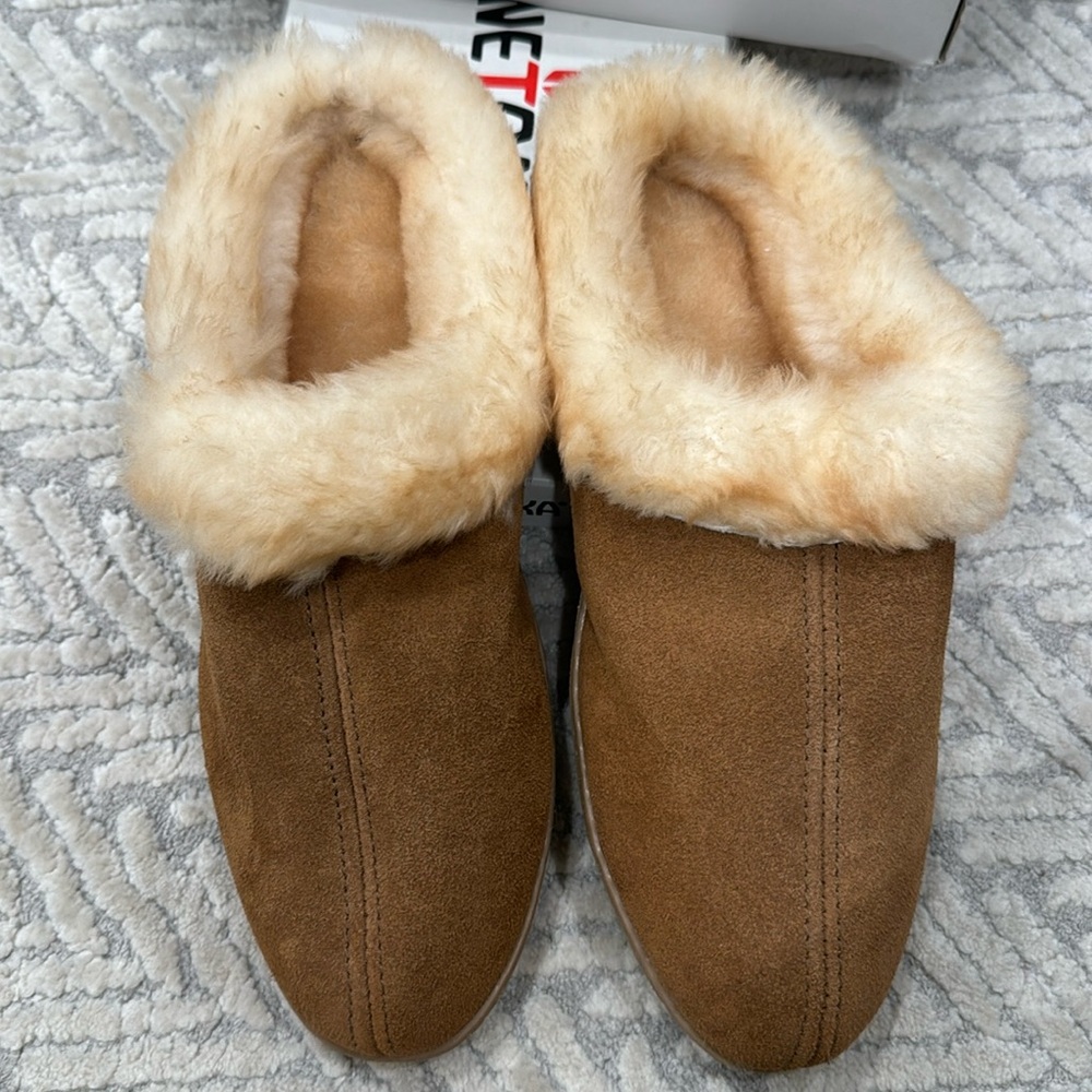Women’s Minnetonka Sheepskin Mule in Tan, size 11